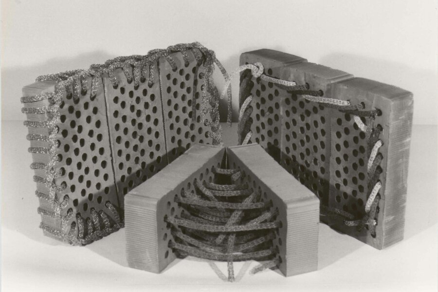 Blanka Šperková, Obšívaní, vyšívaní, páraní, 1991, cihla a pletený drát, foto: Blanka Šperková